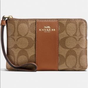 CORNER ZIP WRISTLET IN SIGNATURE CANVAS